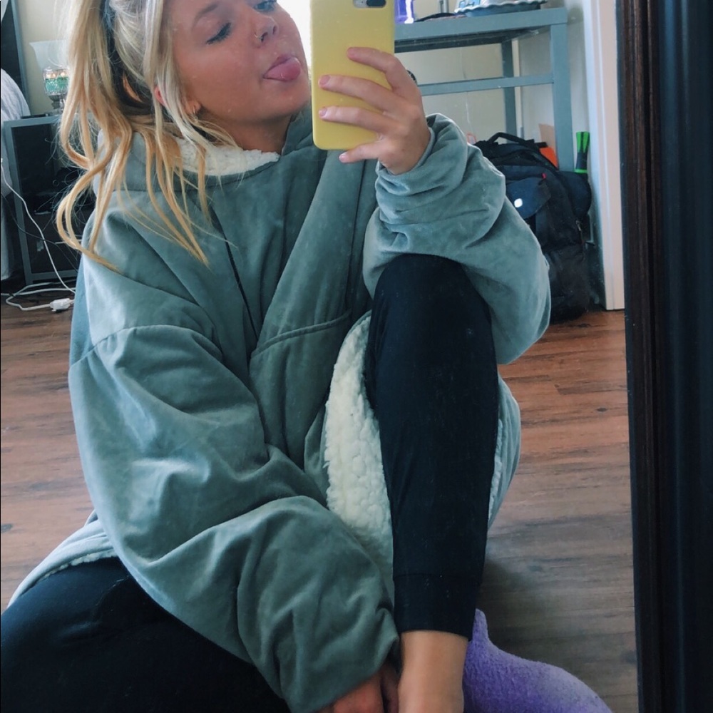 The Comfy: sweatshirt blanket